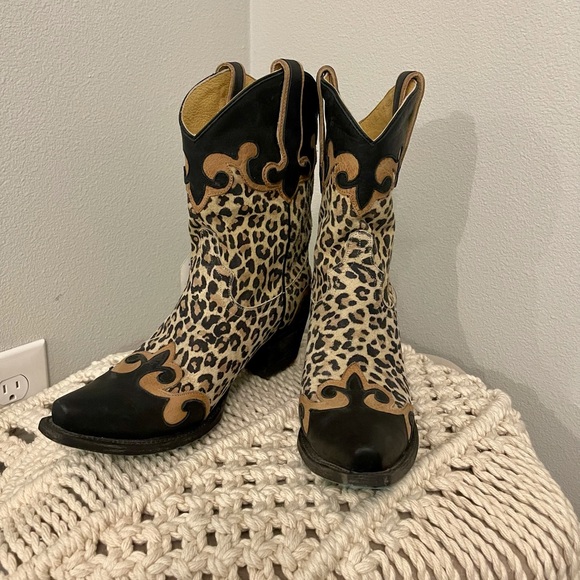 Boots - Picture 2 of 7